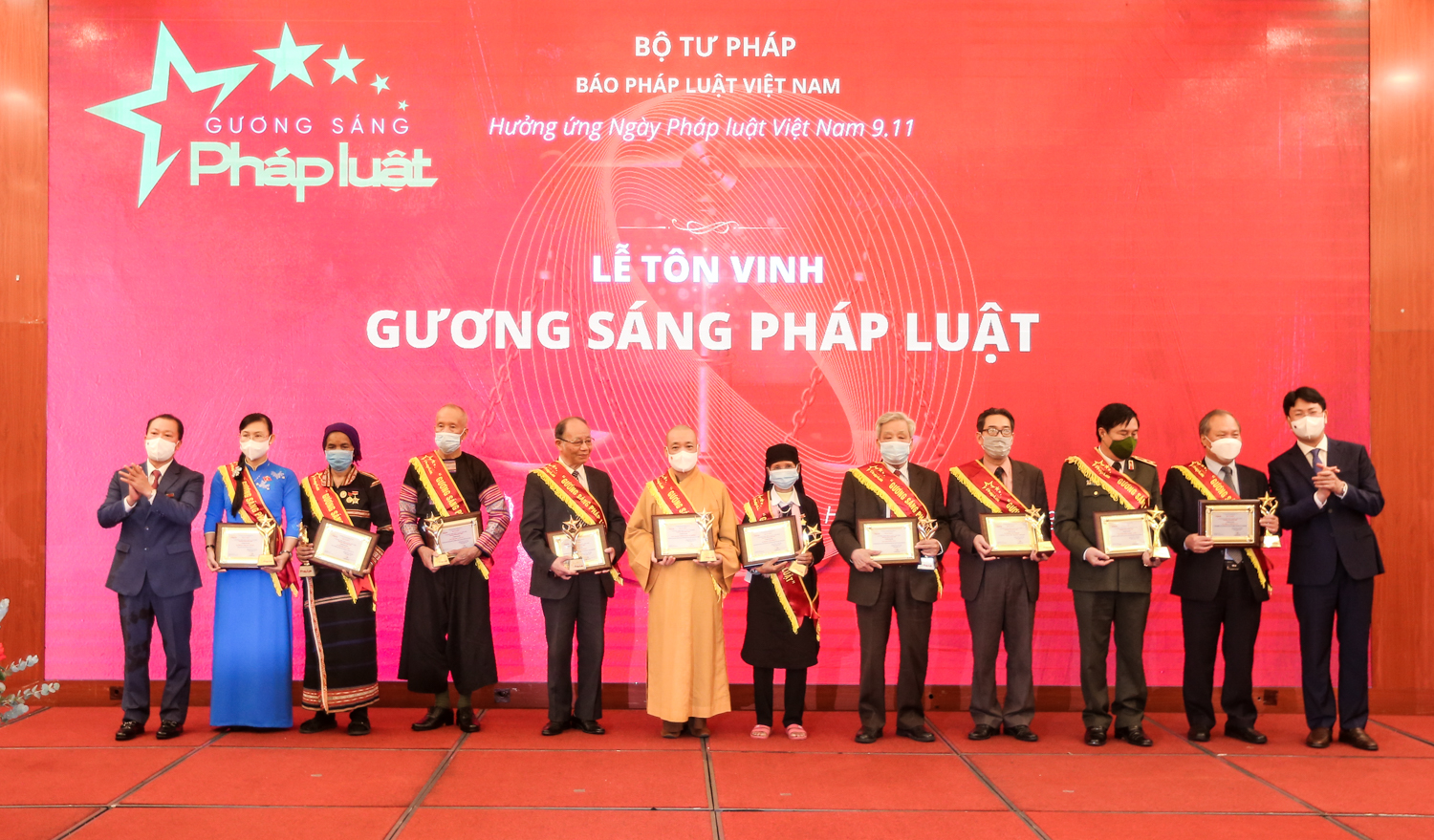 Vinh danh 50 Gương sáng pháp luáºt năm 2021 - Ảnh 3. Vinh danh 50 Gương sáng pháp luáºt năm 2021 - Ảnh 3.