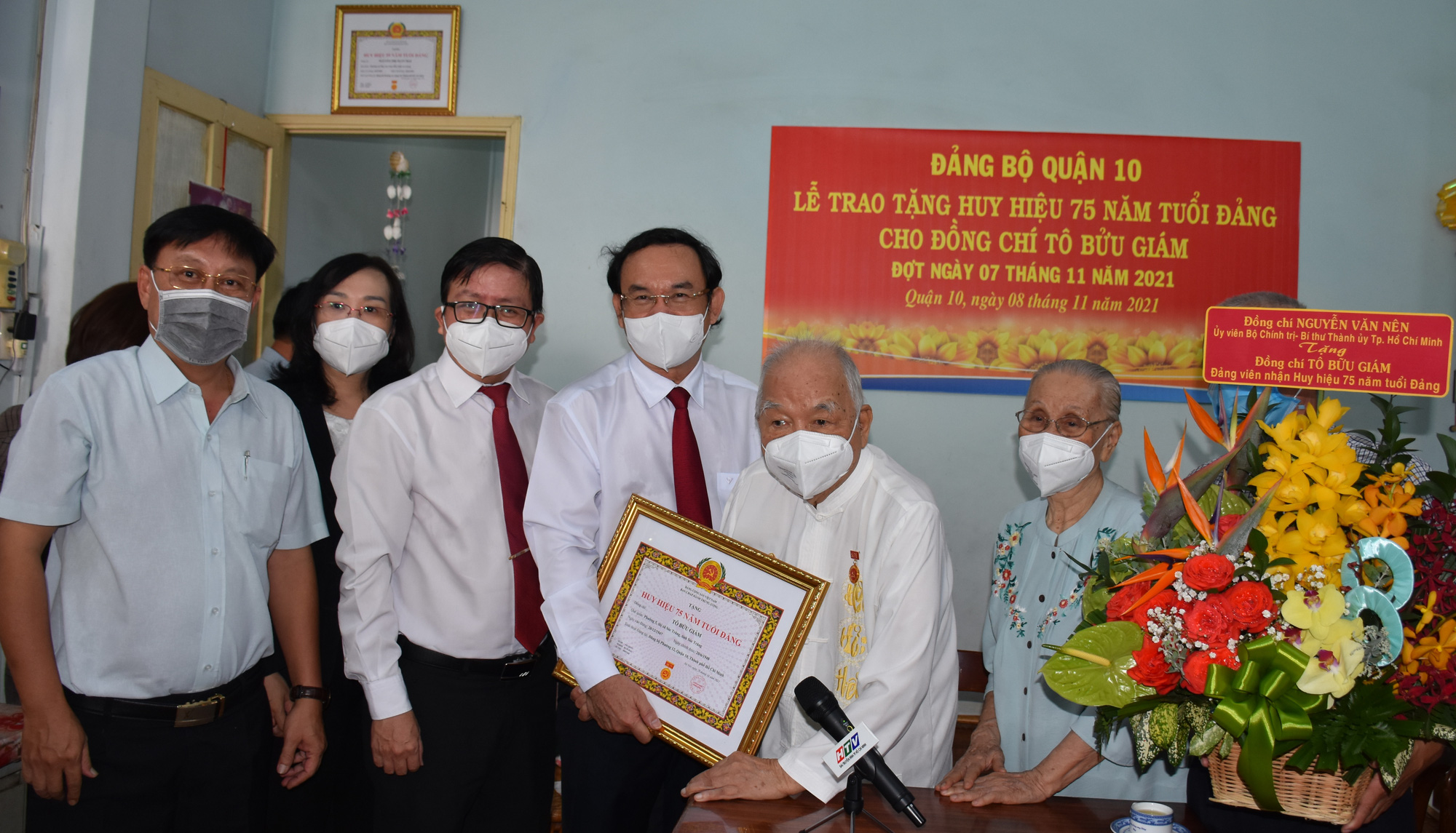 Bà thư Nguyá»…n Văn Nên đến nhà ông Tô Bá»u Giám và bà Mạc Kim Cúc trao Huy hiệu 75 năm tuổi Äảng - Ảnh 2. Bà thư Nguyá»…n Văn Nên đến nhà ông Tô Bá»u Giám và bà Mạc Kim Cúc trao Huy hiệu 75 năm tuổi Äảng - Ảnh 2.