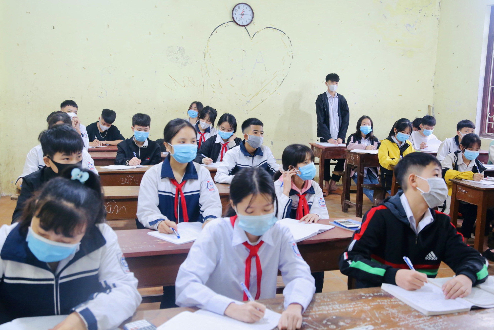 Hơn 3.800 học sinh Ba Vì rạng rỡ đến trường trong ngày không khí lạnh tràn về - Ảnh 9.