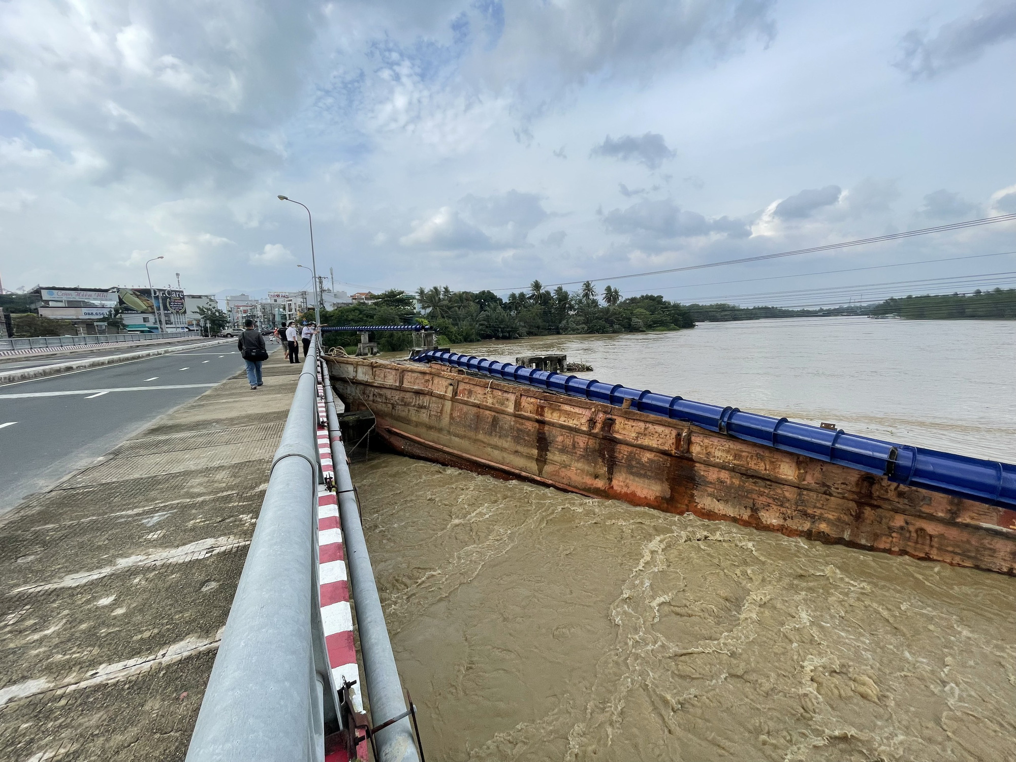 Khánh Hòa: Sà lan mắc kẹt, đứt toàn bộ ống nước tuyến Bắc Nha Trang, cầu Hà Ra bị đe dọa - Ảnh 5.