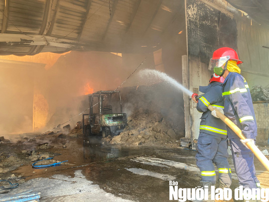 Cháy lớn đang bao trùm công ty gỗ ở Đồng Nai - Ảnh 2.