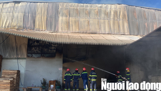 Cháy lớn đang bao trùm công ty gỗ ở Đồng Nai - Ảnh 4.