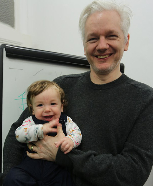 Nhà sáng lập WikiLeaks bị đột quỵ trong tù - Ảnh 1.