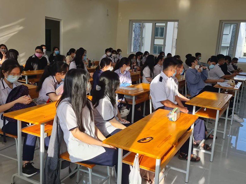 Sáng nay học sinh lớp 9, 12 TP HCM trở lại trường - Báo Người lao động
