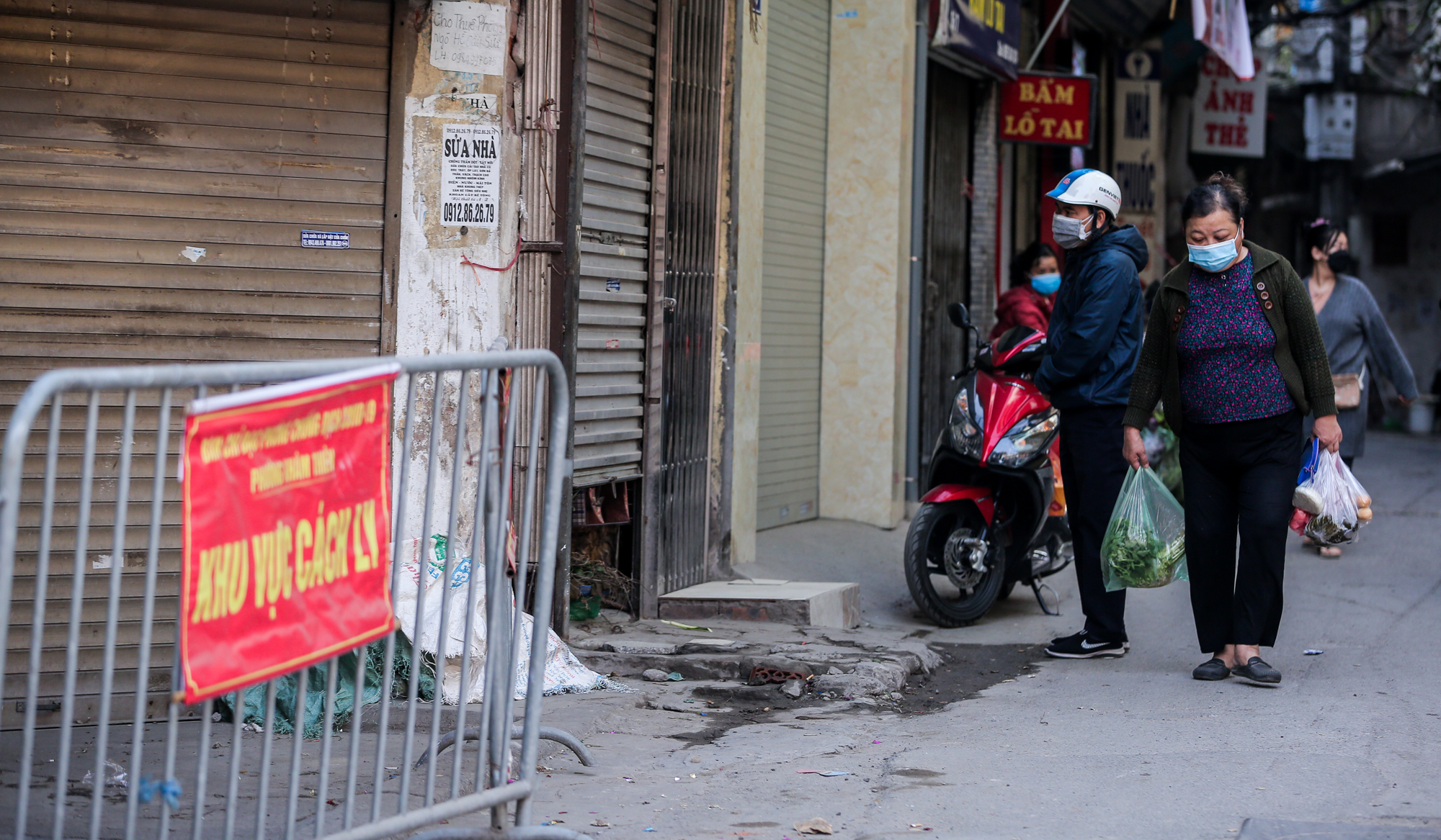 Nhiều chủ cửa hàng ở Hà Nội ngậm ngùi treo biển bán hàng mang về - Ảnh 10.