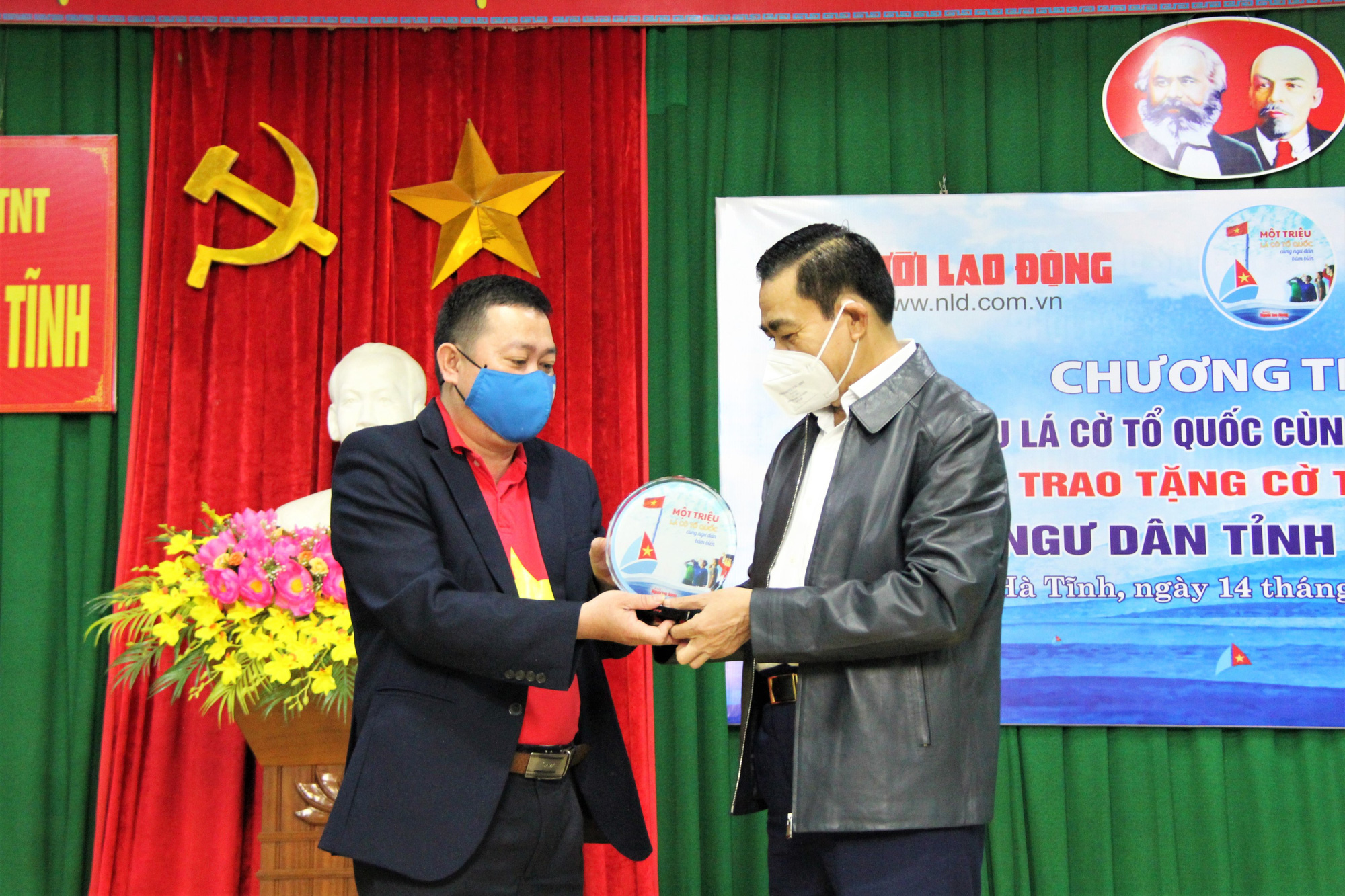 Ngư dân Hà Tĩnh xúc động nhận cờ Tổ quốc từ Báo Người Lao Động trao tặng - Ảnh 2.