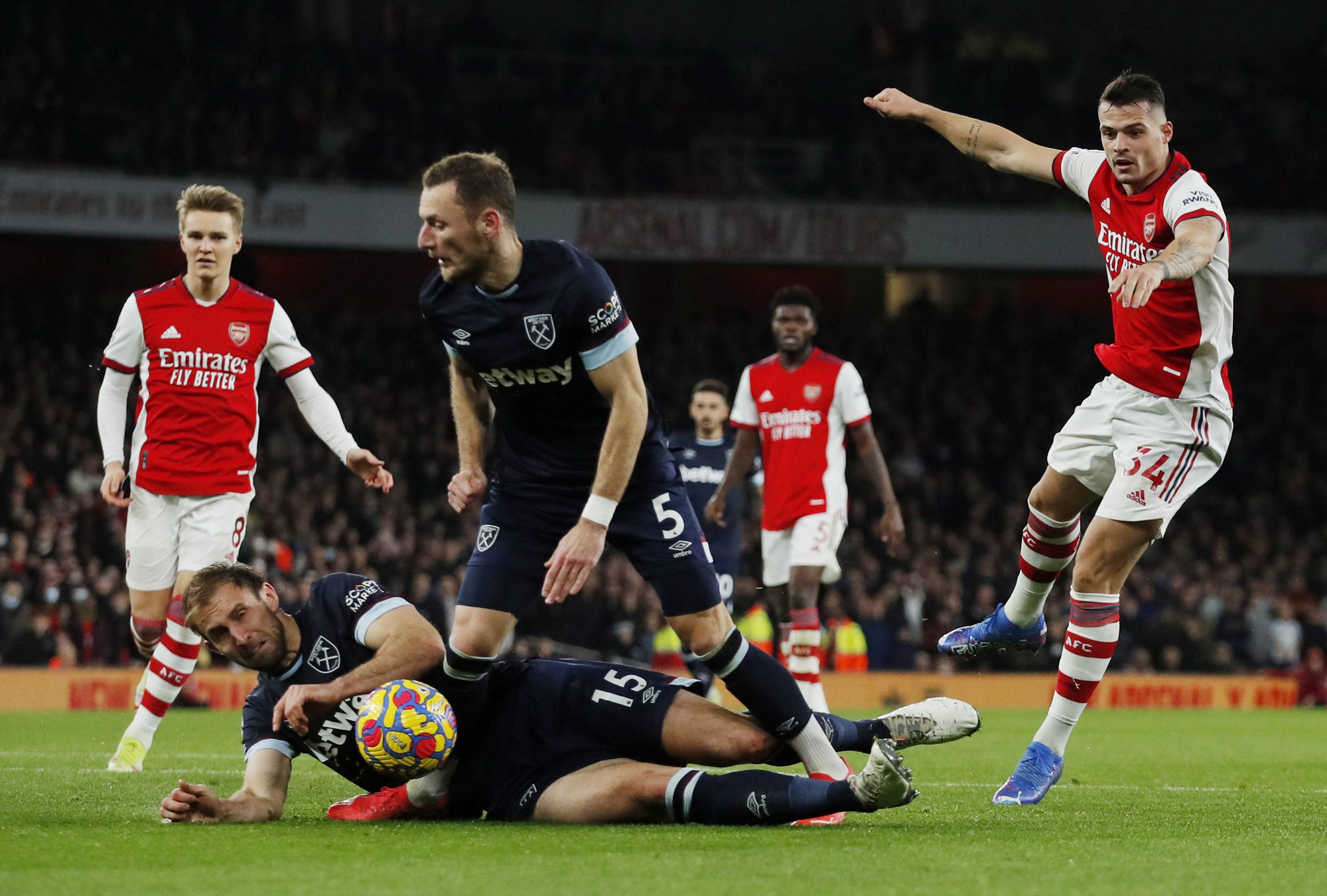 Đánh bại West Ham, Arsenal bay cao Top 4 Ngoại hạng Anh - Ảnh 2.