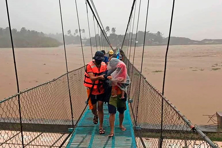 Siêu bão Rai cực mạnh đổ bộ Philippines, sức gió 260 km/giờ - Ảnh 2. Siêu bão Rai cực mạnh đổ bộ Philippines, sức gió 260 km/giờ - Ảnh 2.