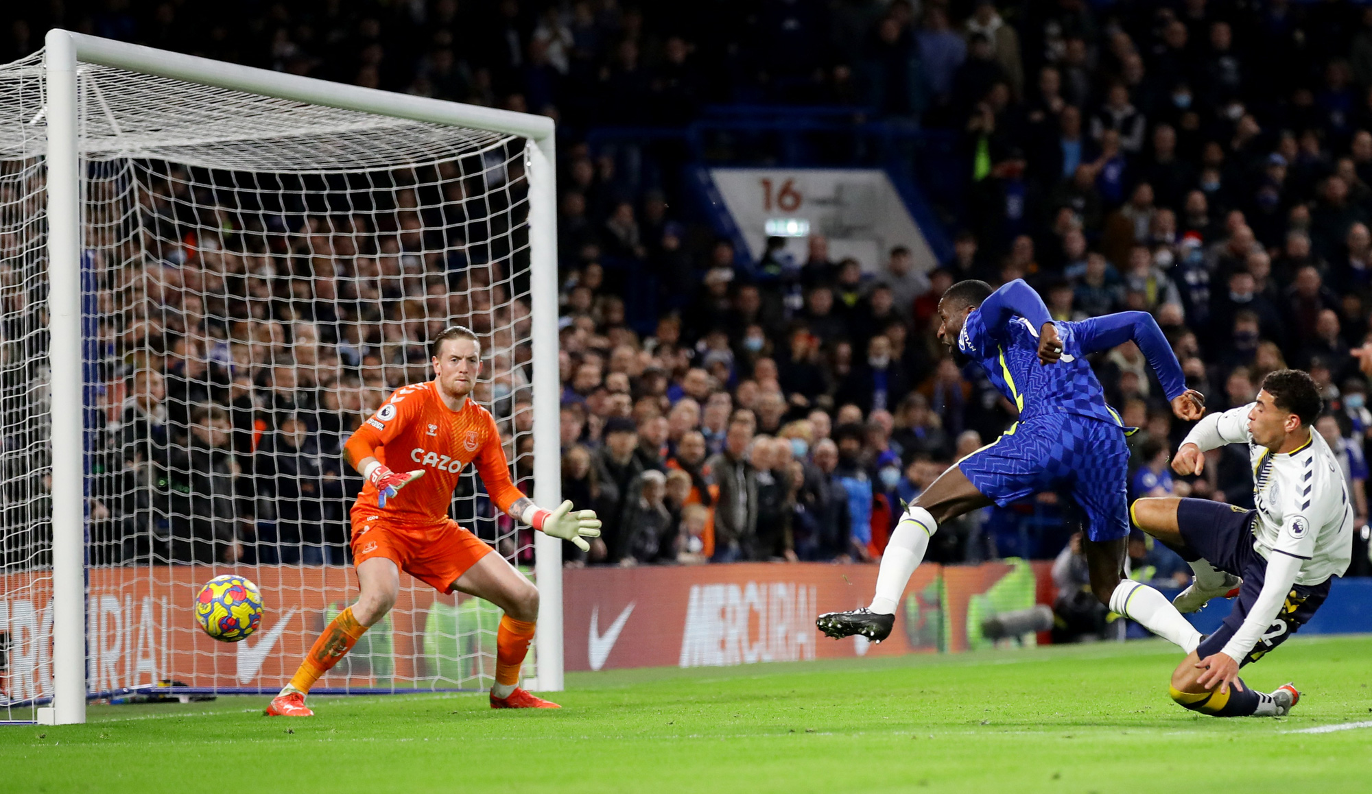 Chelsea rơi chiến thắng sân nhà, Liverpool vùi dập Newcastle - Ảnh 3.