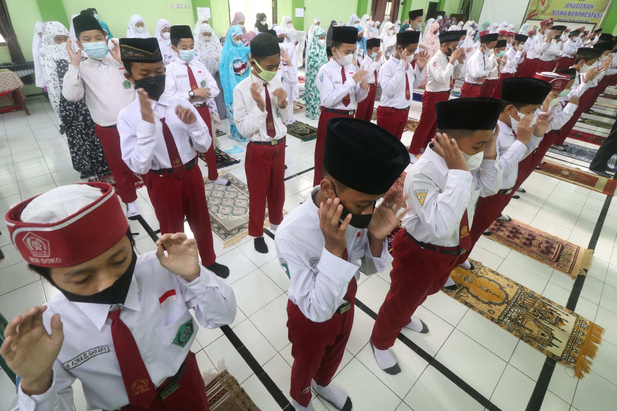 Indonesia: Rúng động vì giáo viên cưỡng hiếp hàng loạt học sinh đến có thai - Ảnh 3. Indonesia: Rúng động vì giáo viên cưỡng hiếp hàng loạt học sinh đến có thai - Ảnh 3.