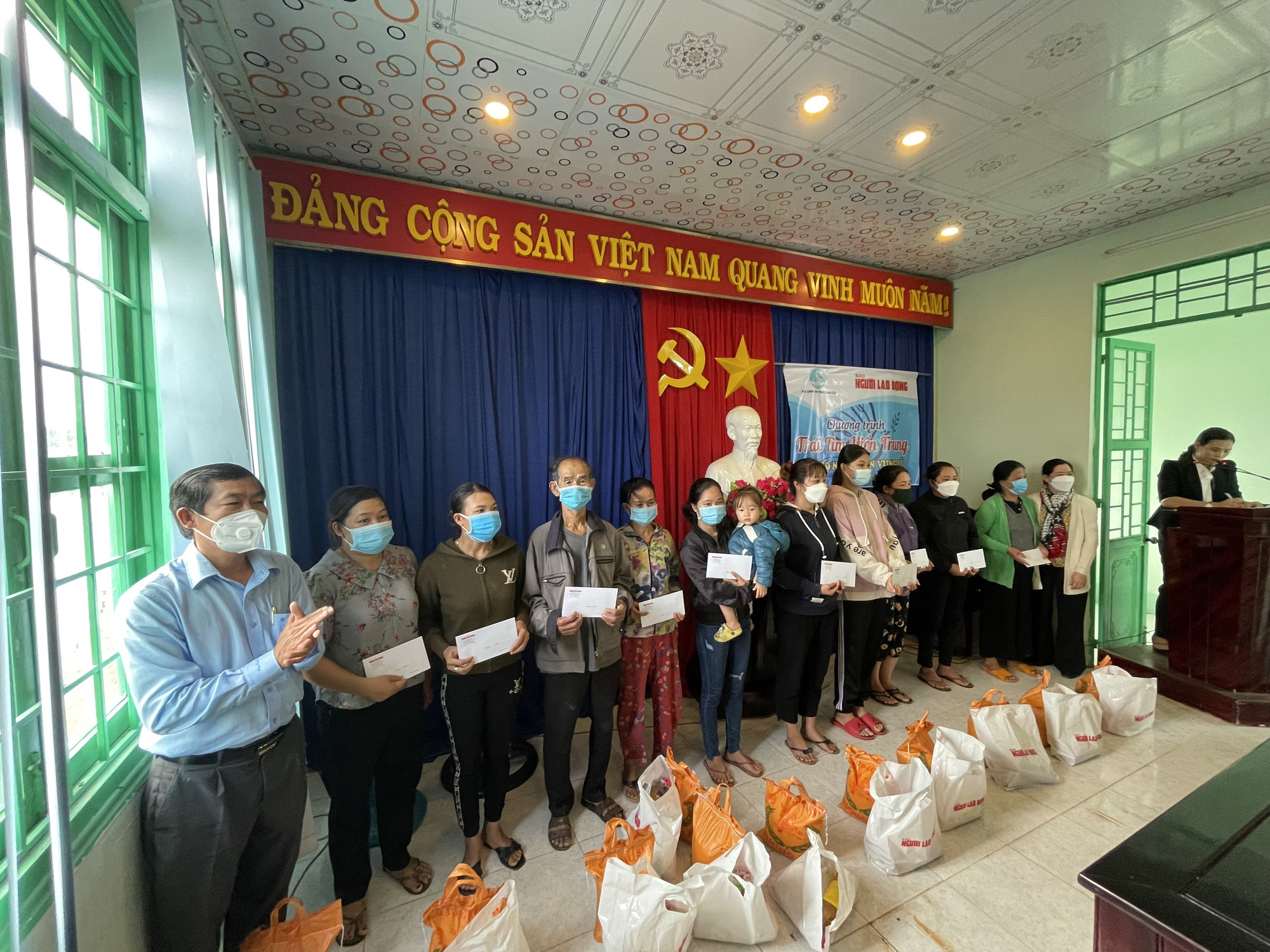 Trái tim miền Trung: Hỗ trợ người dân vùng lũ Phú Yên ổn định cuộc sống - Ảnh 15.