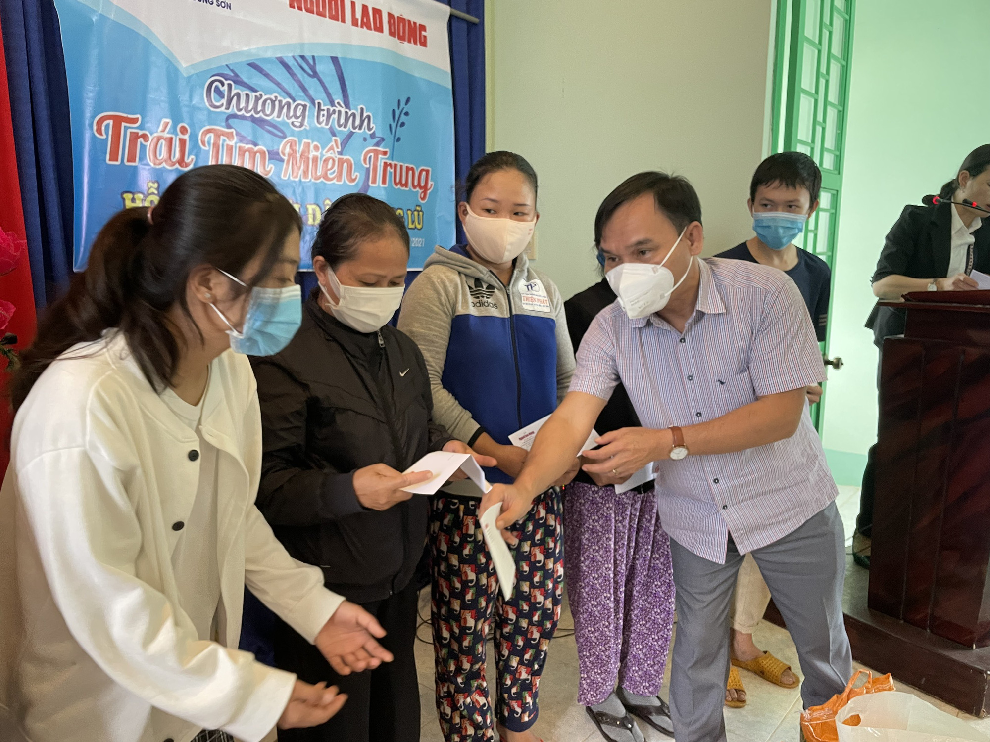 Trái tim miền Trung: Hỗ trợ người dân vùng lũ Phú Yên ổn định cuộc sống - Ảnh 14.