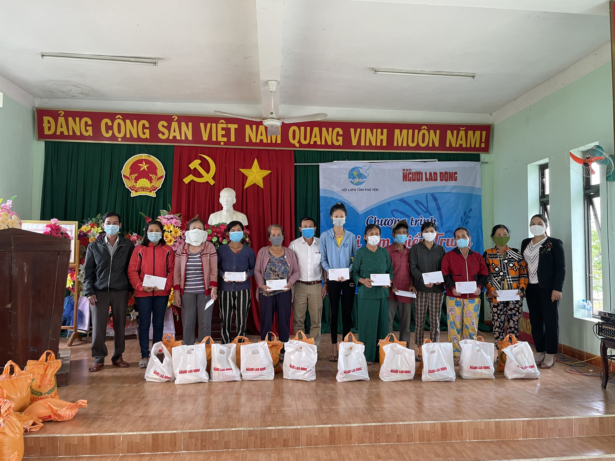 Trái tim miền Trung: Hỗ trợ người dân vùng lũ Phú Yên ổn định cuộc sống - Ảnh 11.