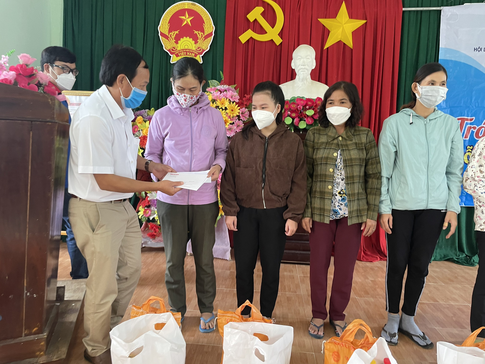 Trái tim miền Trung: Hỗ trợ người dân vùng lũ Phú Yên ổn định cuộc sống - Ảnh 12.