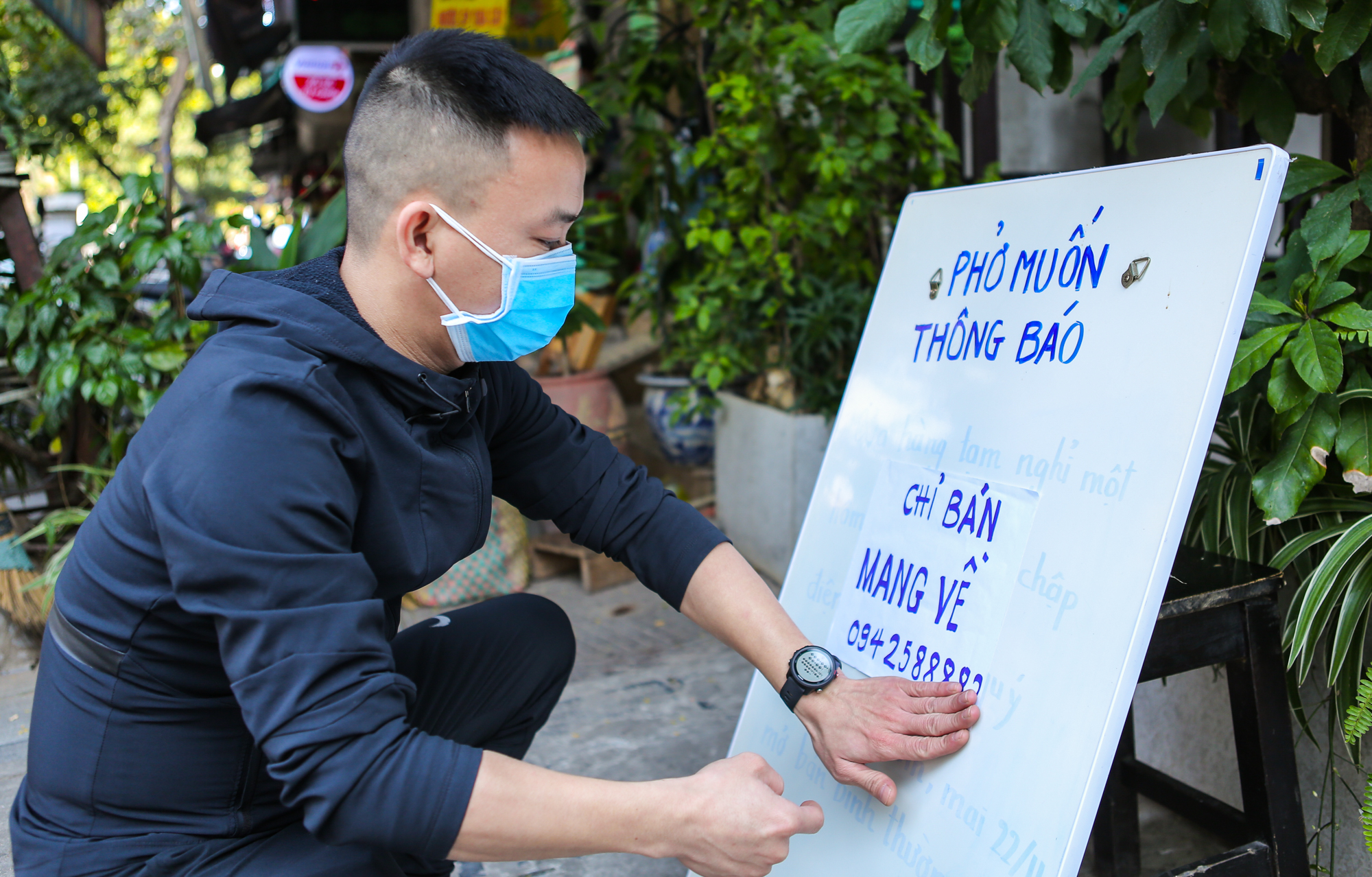 CLIP: Thêm một quận của Hà Nội cho phép các quán ăn chỉ bán hàng mang về - Ảnh 3.