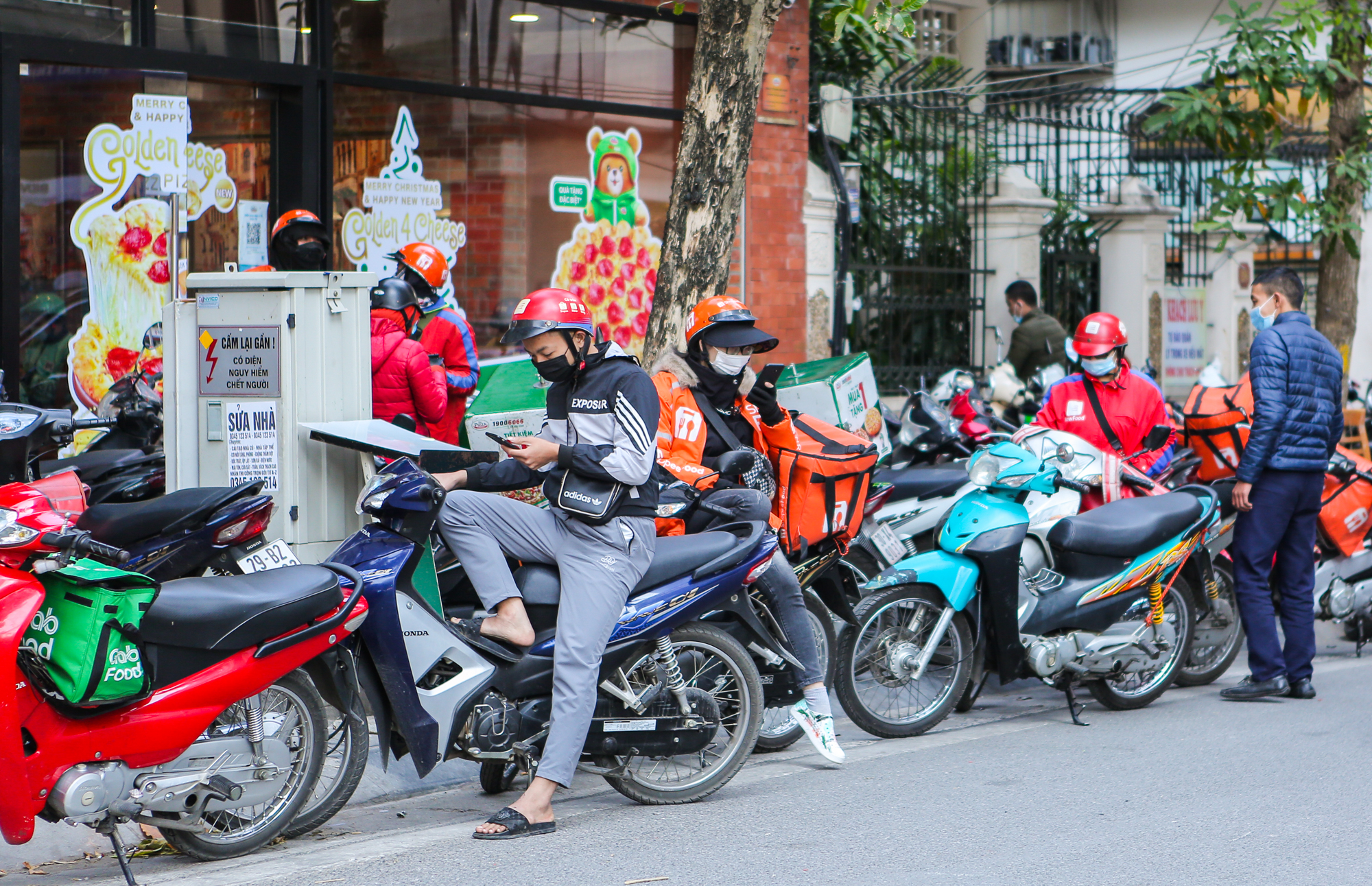 CLIP: Thêm một quận của Hà Nội cho phép các quán ăn chỉ bán hàng mang về - Ảnh 10.