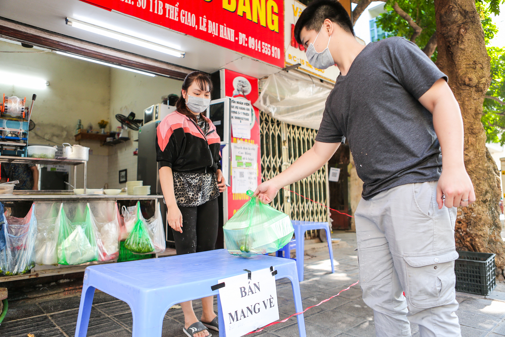 CLIP: Thêm một quận của Hà Nội cho phép các quán ăn chỉ bán hàng mang về - Ảnh 8.