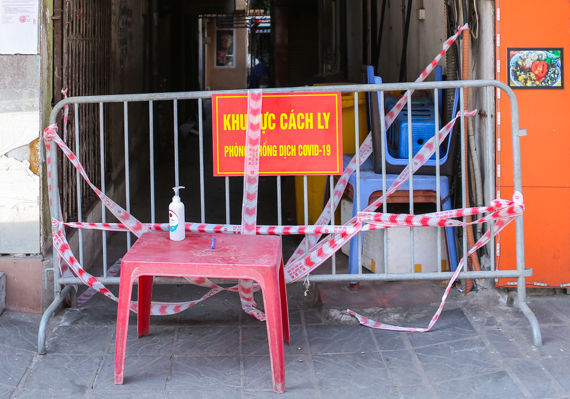 CLIP: Thêm một quận của Hà Nội cho phép các quán ăn chỉ bán hàng mang về - Ảnh 13.