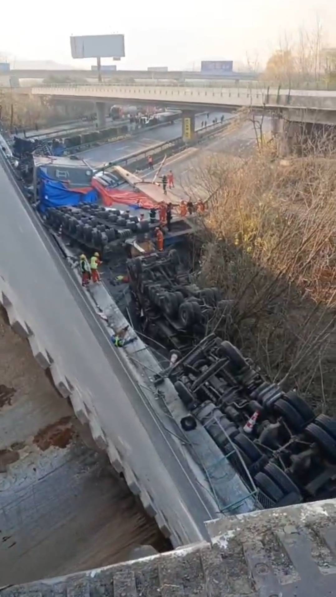 Trung Quốc: Sập cầu dẫn, nhiều xe tải bị hất văng - Ảnh 2.