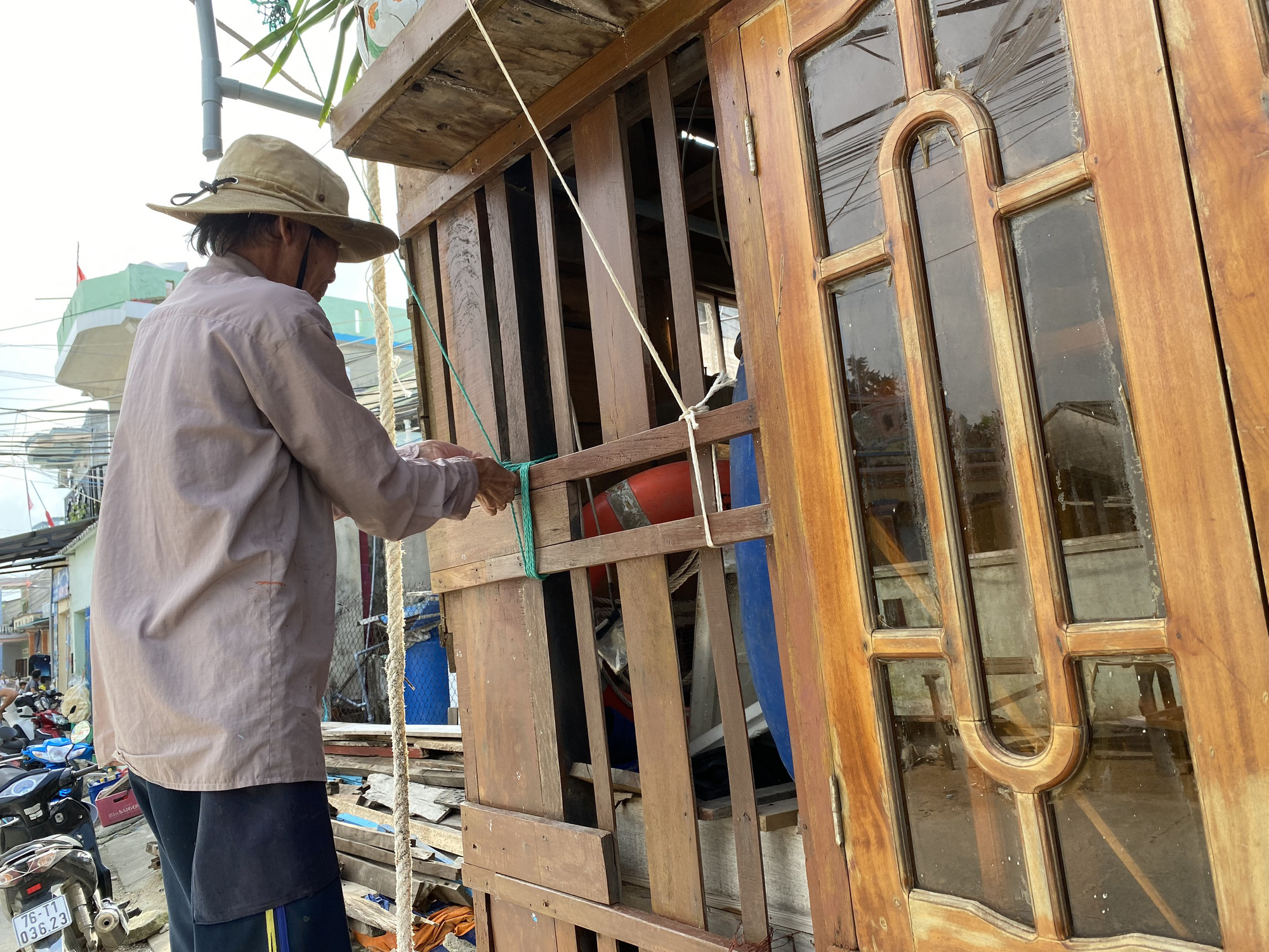 Lý Sơn có gió cấp 7-8, người dân chằng chống nhà cửa khi bão Rai đổ bộ - Ảnh 5.