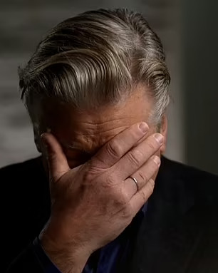 Alec Baldwin khóc phủ nhận bóp cò bắn chết người trên trường quay - Ảnh 3.