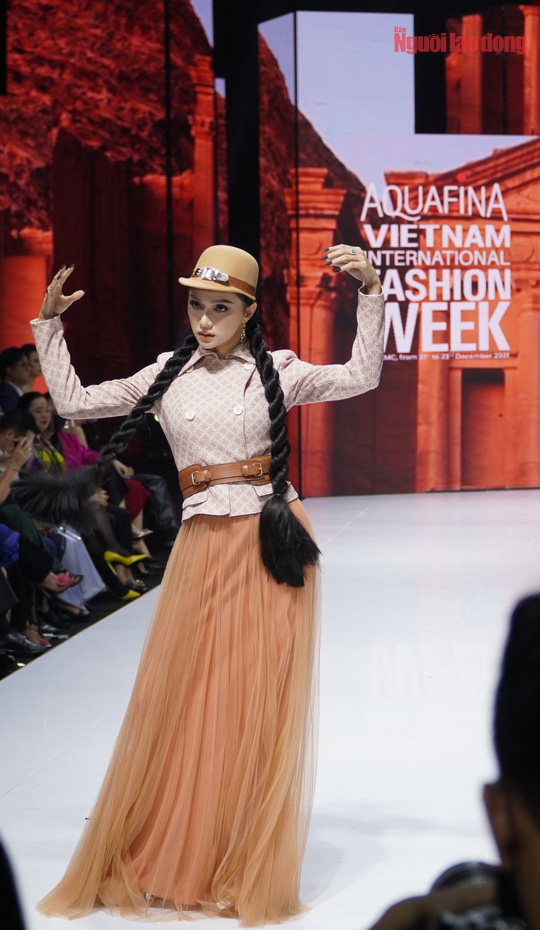 Dàn mỹ nhân đọ sắc tại Tuần lễ Thời trang Việt Nam 2021: Người thăng hạng, kẻ kém sắc - Ảnh 11.
