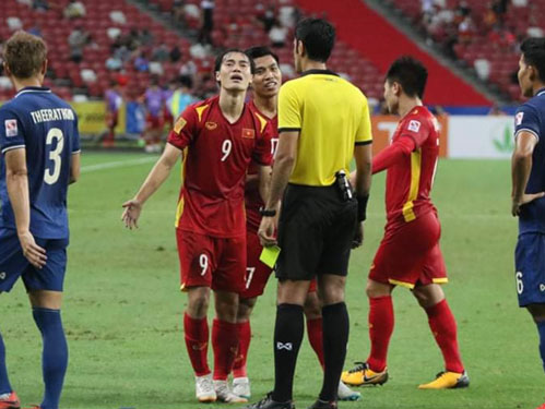 Tuyển Việt Nam - Thái Lan 0-2: Thua chuyên môn, thua cả trọng tài - Ảnh 1.