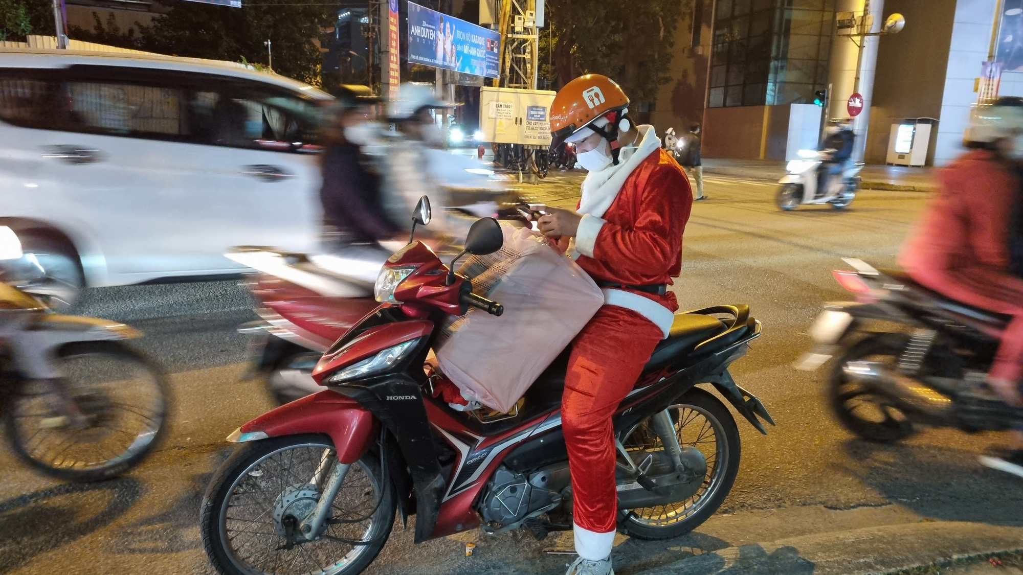 Đà Nẵng: Đông người ra đường chơi lễ Giáng sinh - Ảnh 3.