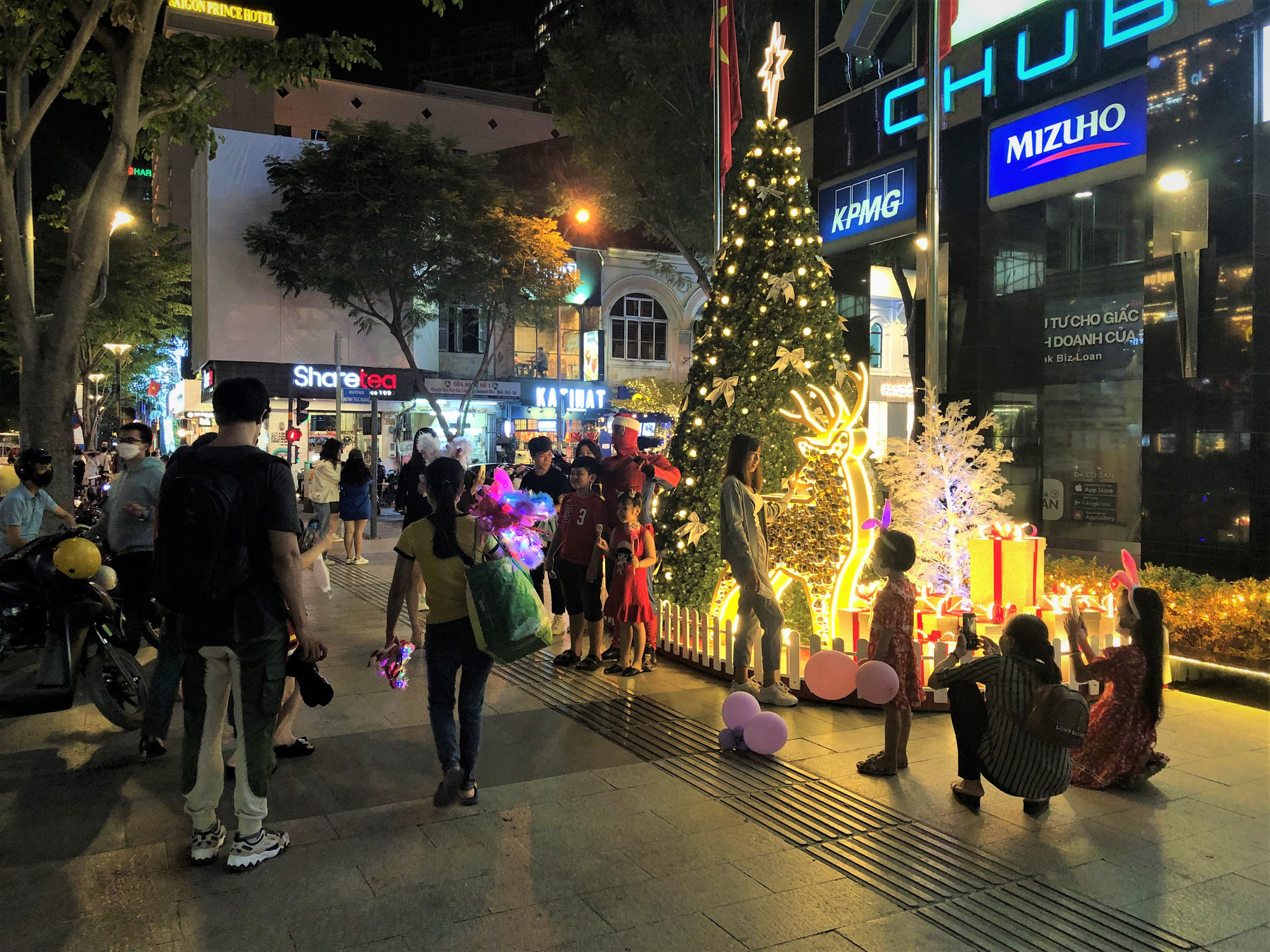 TP HCM, đón Giáng sinh, người dân: Không gian đón Giáng sinh tại TP HCM đang ngày càng được mở rộng và hoành tráng hơn bao giờ hết, đem lại nhiều trải nghiệm thú vị cho người dân và khách du lịch. Hình ảnh về đèn trang trí, cây thông nổi bật đùa giỡn giữa ánh đèn rực rỡ sẽ khiến cho bạn cảm thấy như lạc vào một thế giới ảo diệu.