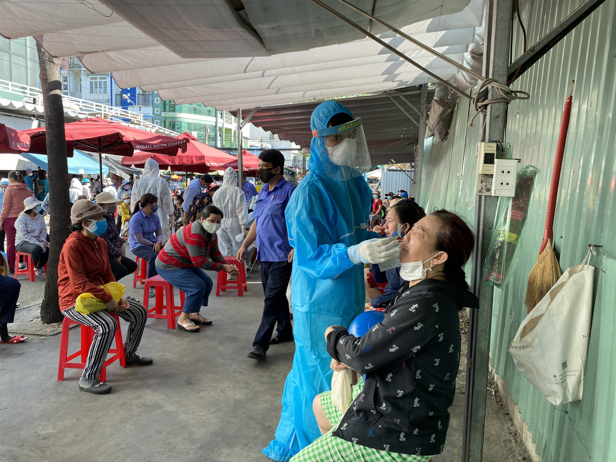 Đà Nẵng: Phát hiện chùm ca Covid-19 ở chợ đầu mối Hòa Cường - Ảnh 1. Đà Nẵng: Phát hiện chùm ca Covid-19 ở chợ đầu mối Hòa Cường - Ảnh 1.