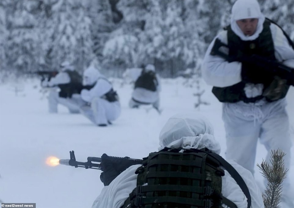 Nga tung video tập trận rầm rộ trong tuyết trắng gần Ukraine - Ảnh 6.