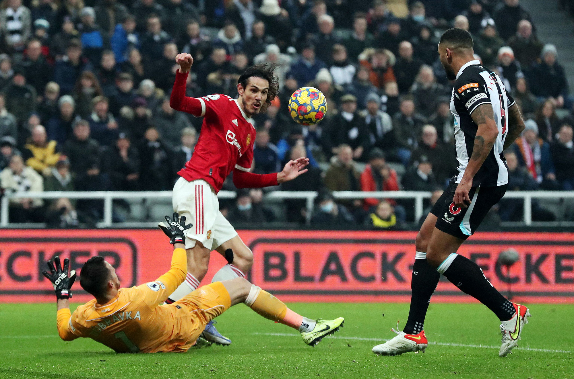 De Gea và Cavani giải cứu, Man United thoát hiểm ở St.James’Park - Ảnh 5.