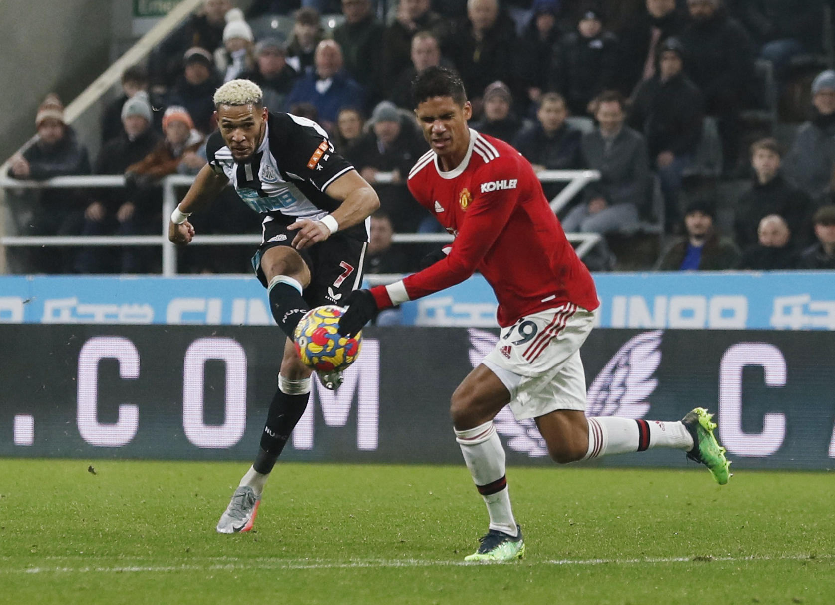 De Gea và Cavani giải cứu, Man United thoát hiểm ở St.James’Park - Ảnh 1.