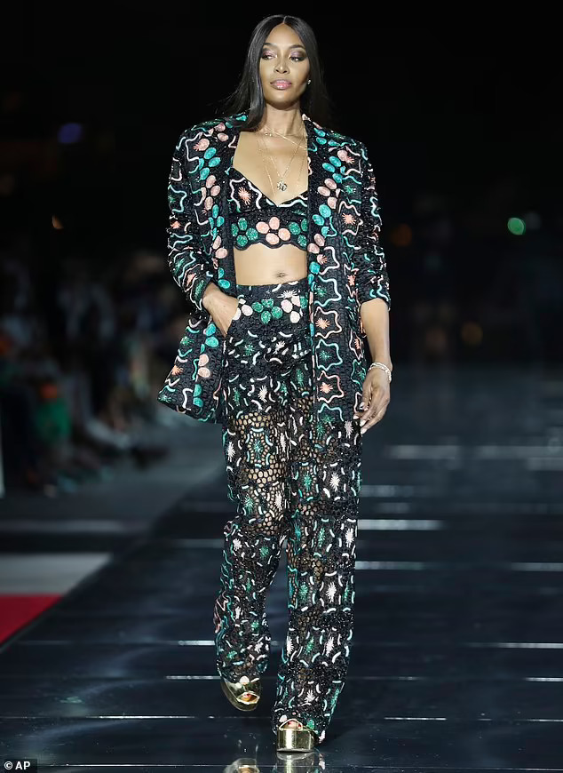 “Báo đen” Naomi Campbell gây bão trên sàn thời trang - Ảnh 1.