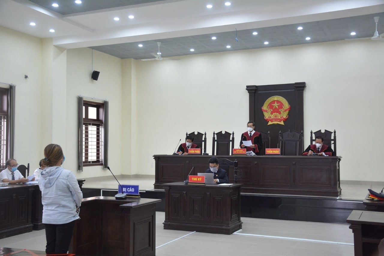 Xét xử vụ án liên quan “Tịnh thất Bồng Lai”: Nhiều YouTuber tập trung trước cổng tòa án - Ảnh 7.