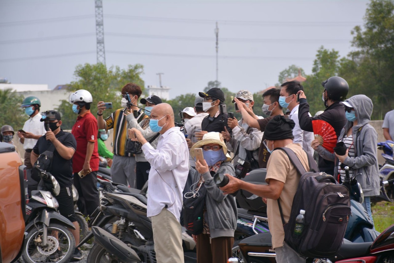 Xét xử vụ án liên quan “Tịnh thất Bồng Lai”: Nhiều YouTuber tập trung trước cổng tòa án - Ảnh 2.