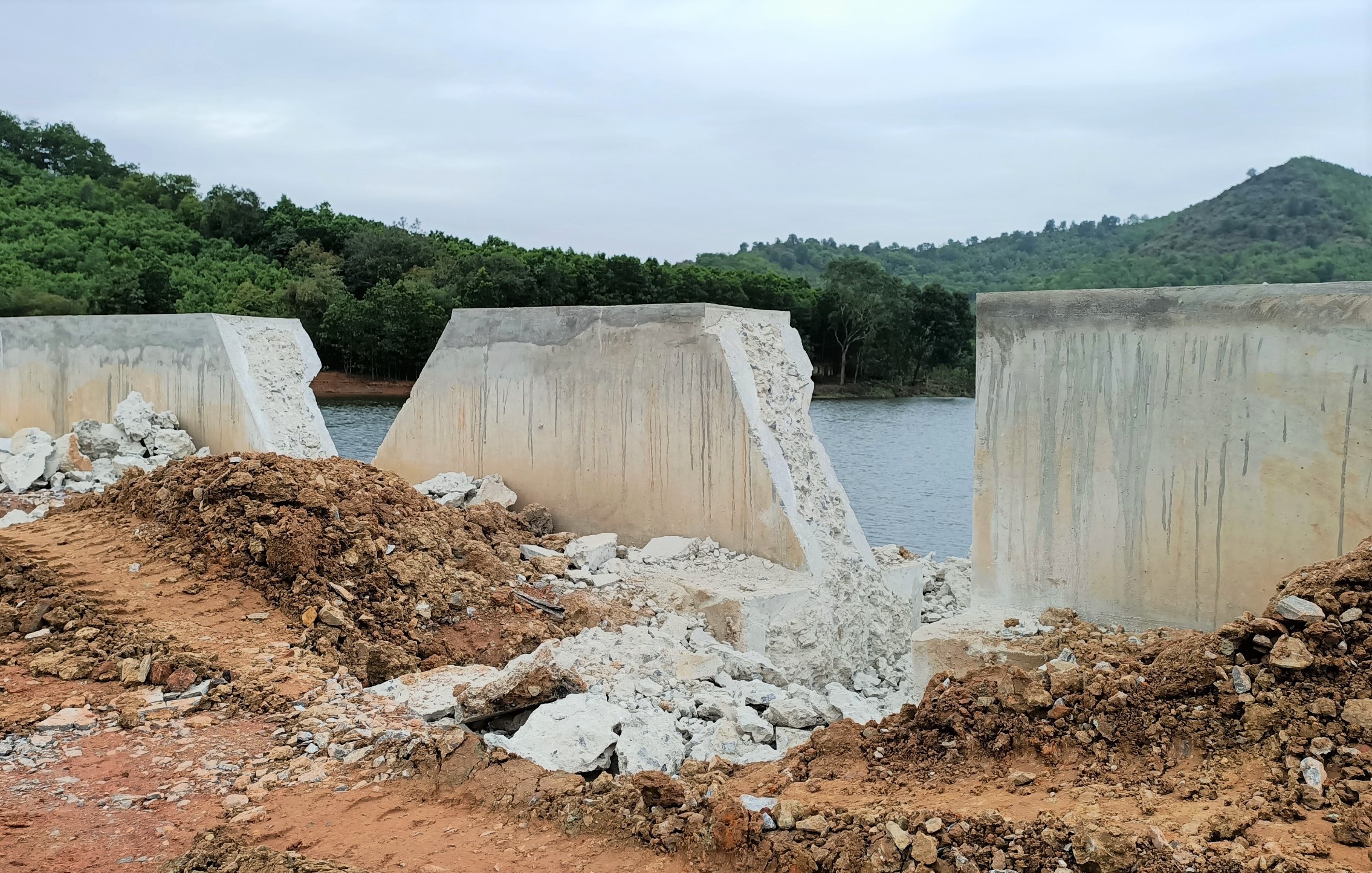 Đập gần 9 tỉ đồng chưa bàn giao đã nứt: Phát hiện 6 vết nứt trên tường chắn sóng - Ảnh 2.