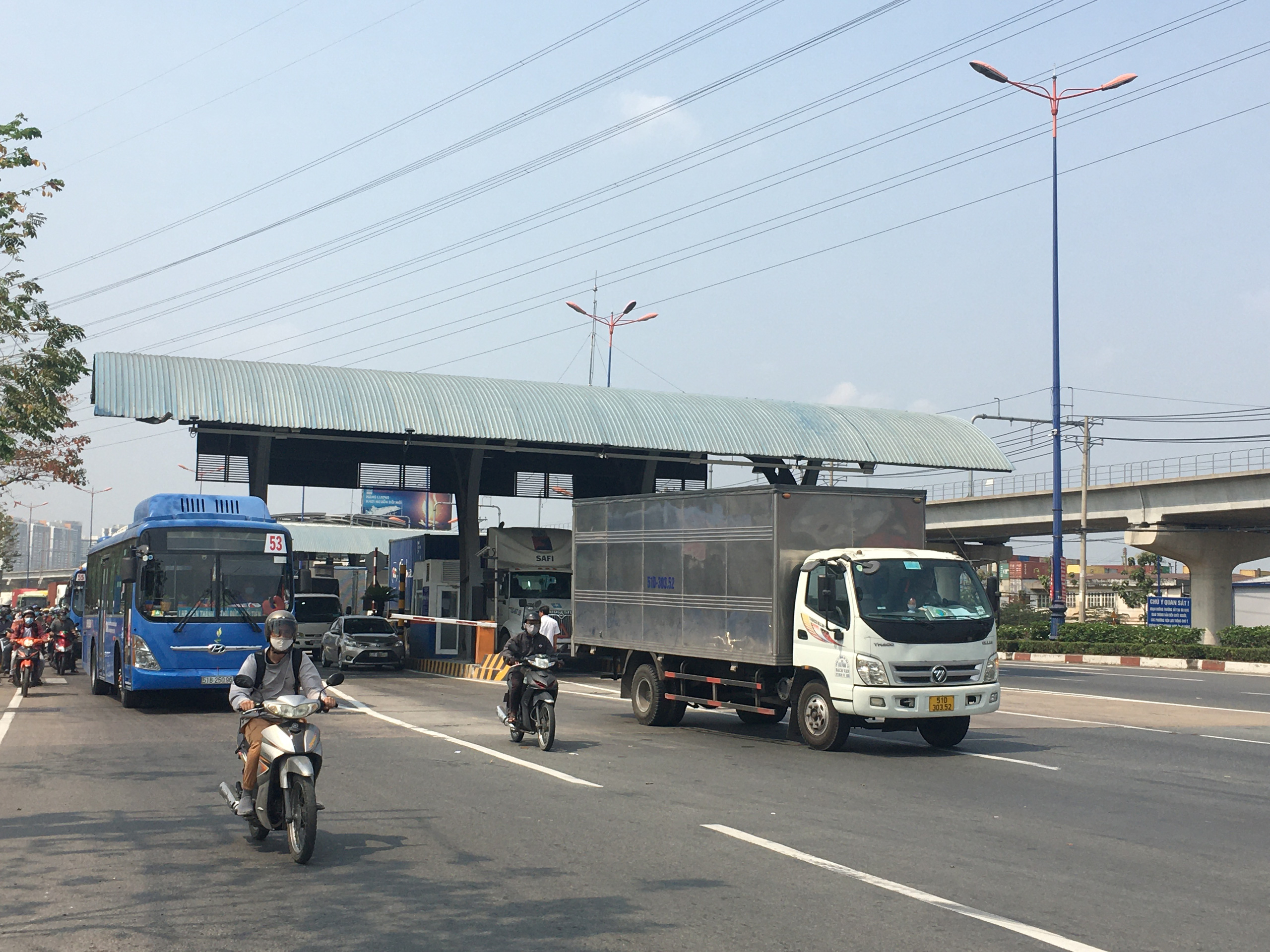 Xe cộ ken đặc 700m trên Xa lộ Hà Nội ngày đầu thu phí - Ảnh 4.