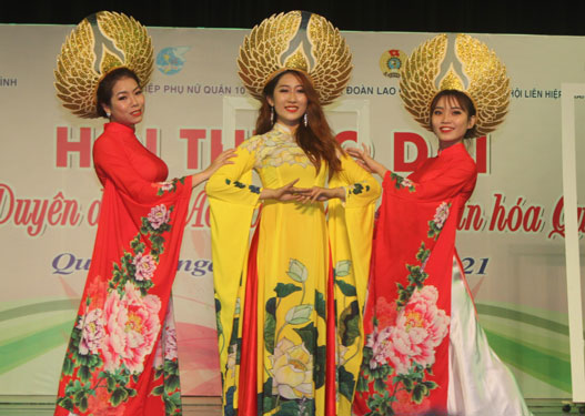 Tôn vinh nét đẹp áo dài Việt Nam - Ảnh 1.
