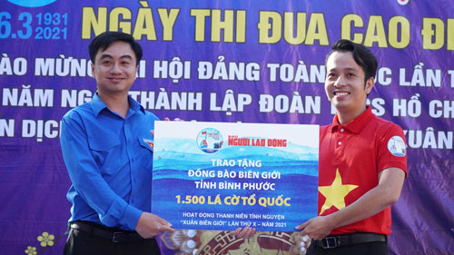 Hơn 10.000 lá cờ Tổ quốc đến vùng biên - Ảnh 5.