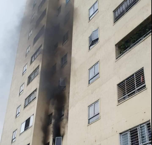 Cháy tại chung cư 20 tầng, người dân ôm trẻ em, người già tháo chạy xuống dưới - Ảnh 1.