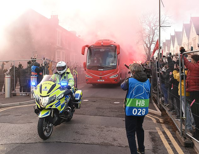 CĐV Liverpool đại náo sân Anfield, Real Madrid bản lĩnh giành vé bán kết - Ảnh 2.