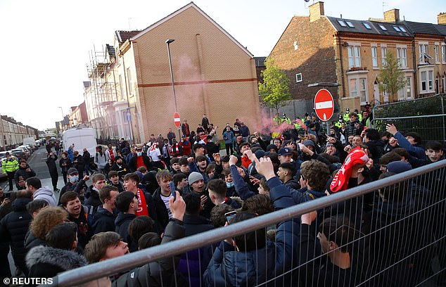 CĐV Liverpool đại náo sân Anfield, Real Madrid bản lĩnh giành vé bán kết - Ảnh 3.