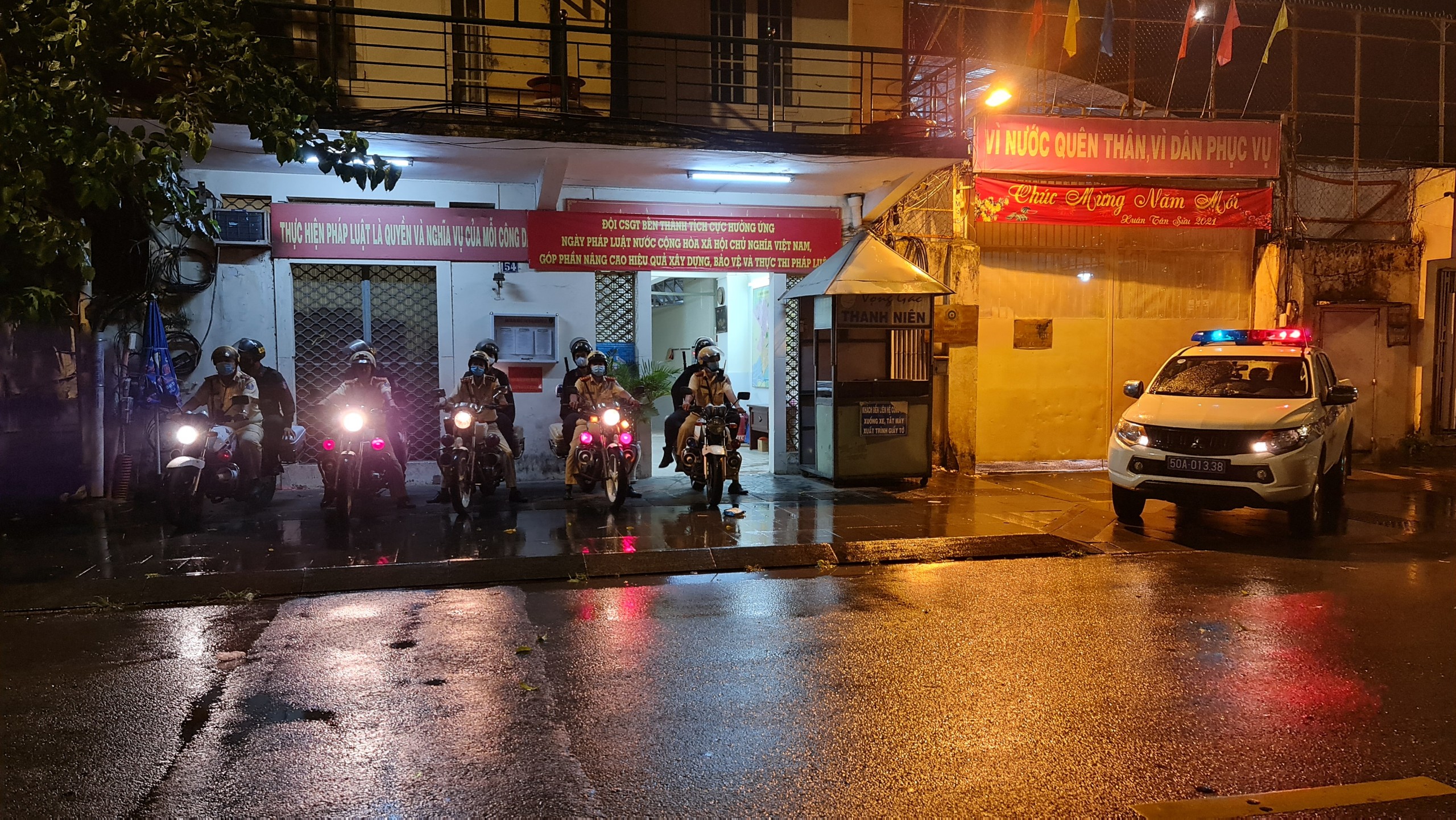 CSGT TP HCM đội mưa ra quân lúc 0 giờ! - Ảnh 5.