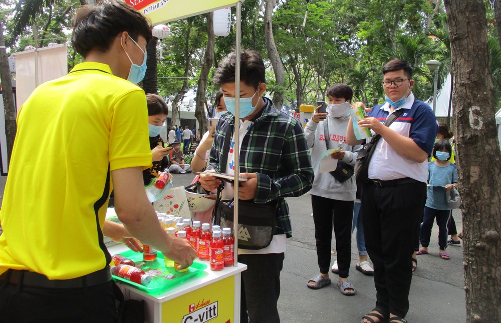 Xếp hàng dài chờ thưởng thức bò tuyết, sô cô la... tại Lễ hội Nhật - Việt - Ảnh 7.