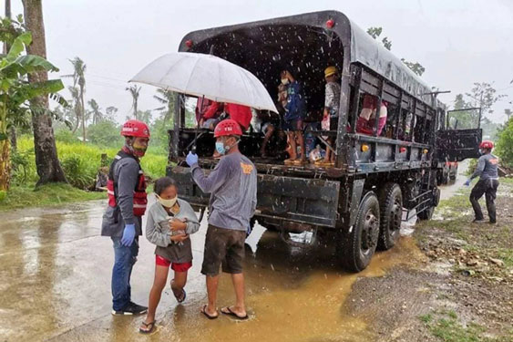 Siêu bão vào Philippines, gió giật 315 km/giờ - Ảnh 1.