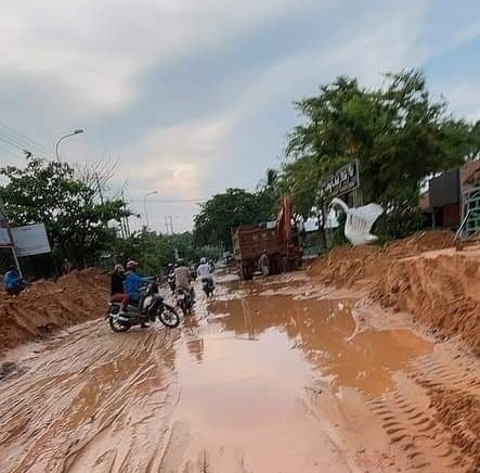 Lũ bùn đỏ tràn ngập tuyến đường du lịch Mũi Né - Ảnh 3.