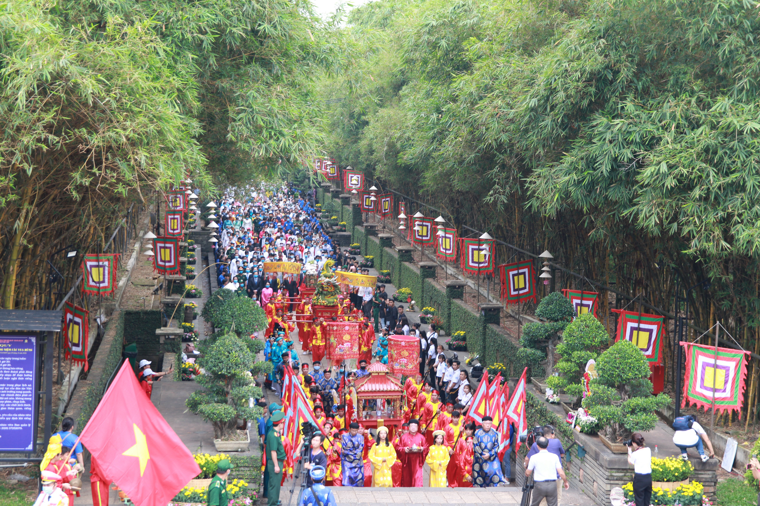 Bí thư Nguyễn Văn Nên dâng hương tại Đền Tưởng niệm các Vua Hùng - Ảnh 7.