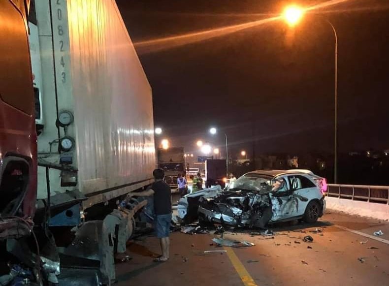 Xuất hiện góc quay toàn cảnh vụ xe Mercedes GLS gây tai nạn liên hoàn  nghiêm trọng ở Quảng Ninh  YouTube