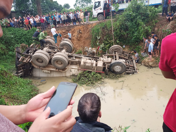 Lật xe bồn chở bê tông xuống ao, tài xế tử vong - Ảnh 1.